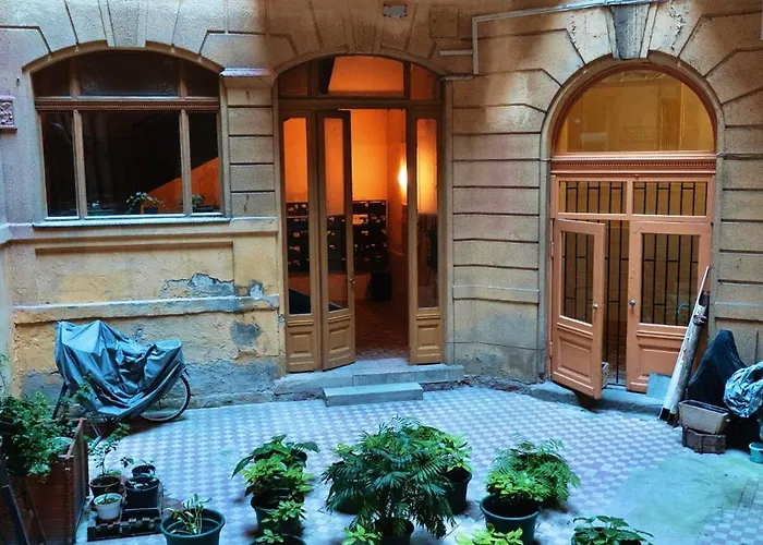 Stylish Vintage Glam * Budapeste