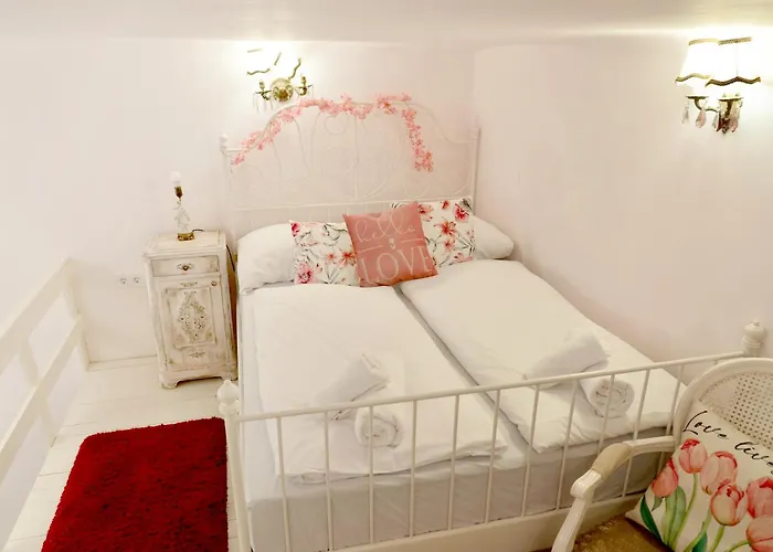 Stylish Vintage Glam Daire *